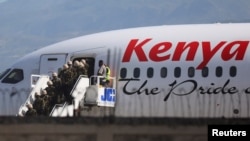 Miembros de una fuerza policial de Kenia, parte de una nueva misión de seguridad, desembarcan después de aterrizar en Puerto Príncipe, Haití, el 25 de junio de 2024.