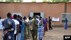 Des électeurs devant un bureau de vote à Ouagadougou, 2 décembre 2012.