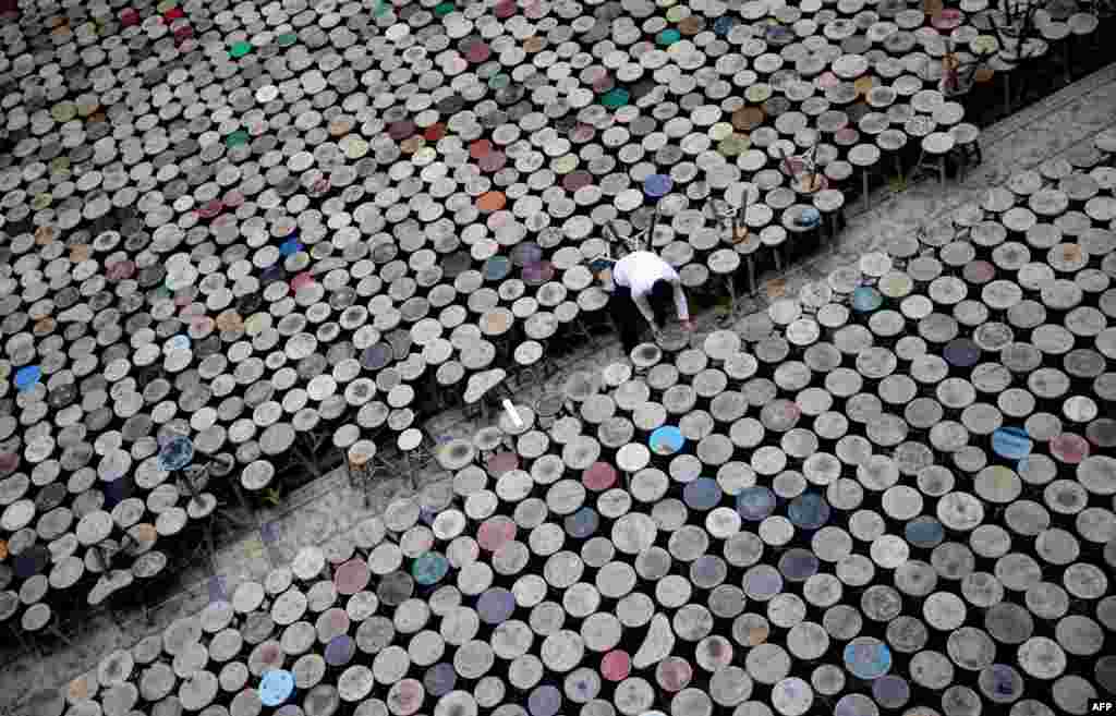 독일 베를린의 마틴-그로피우스-바우 전시관에 6천개 의자로 만든 중국 예술가의 작품이 전시될 예정이다. 전시관 직원이 작품을 세팅하고 있다. 