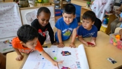 Siswa prasekolah meneliti hasil pemilihan karakter terpopuler PAW Patrol di Pusat Pengembangan Anak ACCA, 19 September 2024, Annandale, AS. (John McDonnell/AP)