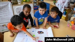 Siswa prasekolah meneliti hasil pemilihan karakter terpopuler PAW Patrol di Pusat Pengembangan Anak ACCA, 19 September 2024, Annandale, AS. (John McDonnell/AP)