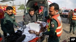 24일 파키스탄 동부 라호르의 자살 폭탄 공격 현장에서 구조대원들이 희생자 시신을 수습하고 있다.