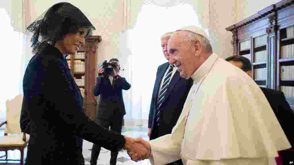 El papa Francisco saluda a la primera dama durante su visita al Vaticano, donde participó de una audiencia privada con el Sumo Pontífice, el 24 de mayo de 2017. 