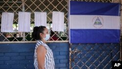 Yon dam ap tann pou'l vote nan eleksyon jeneral peyi Nikaragwa, Dimanch 7 Nov. 2021. 