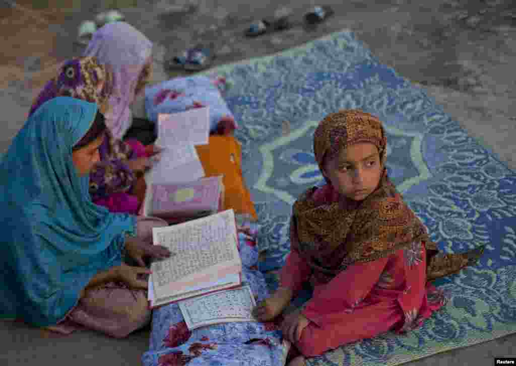  پاکستان کا شمار دنیا کے اُن ممالک میں ہوتا ہے جہاں اسکولوں میں داخلے کے بعد پرائمری تک تعلیم مکمل کرنے سے قبل پڑھائی چھوڑ دینے والی لڑکیوں کی تعداد سب سے زیادہ ہے۔