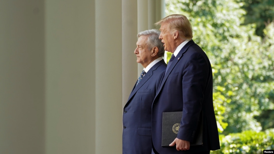 El presidente de Estados Unidos, Donald Trump, acompaña al presidente de México, Andrés Manuel López Obrador, en el jardín de las rosas de la Casa Blanca durante su visita a Washington, el 8 de julio de 2020.