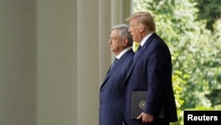 El presidente de Estados Unidos, Donald Trump, acompaña al presidente de México, Andrés Manuel López Obrador, en el jardín de las rosas de la Casa Blanca durante su visita a Washington, el 8 de julio de 2020.