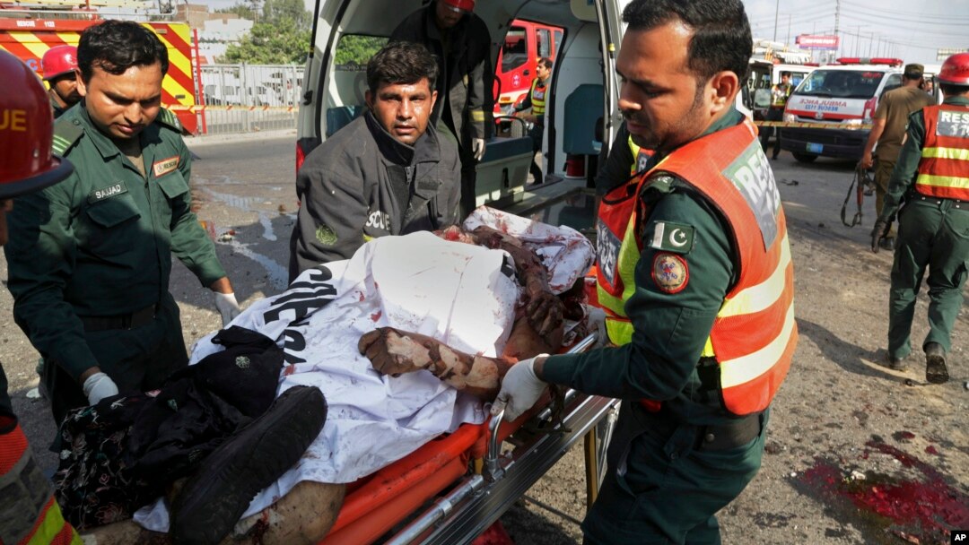 Para petugas mengangkut korban dalam ledakan bom di Lahore, Pakistan, Senin (24/7). 
