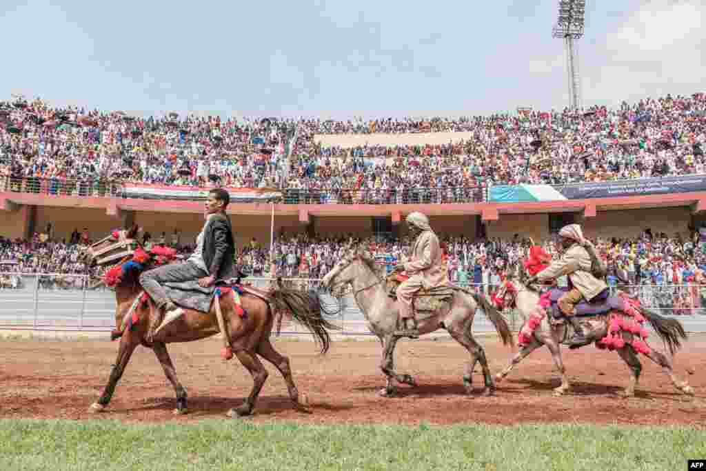 에티오피아 총선을 앞두고 지마의 한 경기장에서 열린 아비 아머드 총리 지지 집회에서 기수들이 말을 달리고 있다.