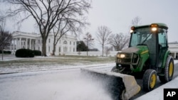 En images : la neige perturbe les Etats-Unis