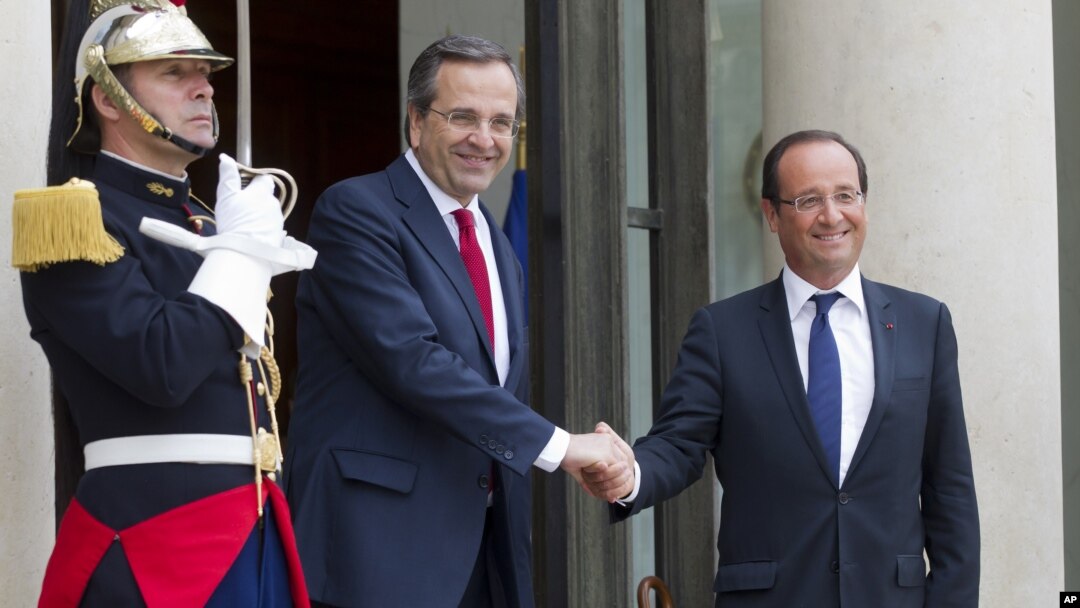 Perdana Menteri Yunani Francois Hollande (kanan) dan Perdana Menteri Yunani Antonis Samaras di Istana Elysee. (Foto: AP)
