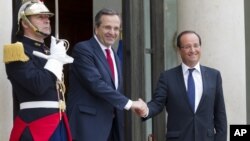 Perdana Menteri Yunani Francois Hollande (kanan) dan Perdana Menteri Yunani Antonis Samaras di Istana Elysee. (Foto: AP)