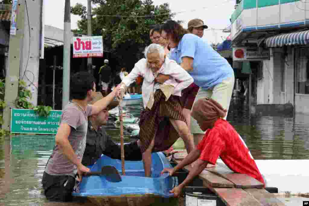 A family gets ready to evacuate by boat, Ayutthaya, October 6, 2011. (VOA - D. Schearf)