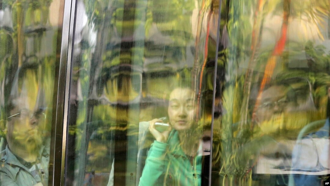 Kerabat penumpang China yang ada dalam pesawat Malaysia Airlines penerbangan MH370 di di dalam bus yang membawa mereka ke hotel di Subang Jaya, Malaysia (30/3). 