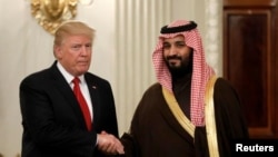 Presiden AS Donald Trump menerima Wakil Putra Mahkota Arab Saudi Mohammed bin Salman bertemu hari Selasa (14/3) di Gedung Putih. 