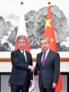 Menteri Luar Negeri Jepang Takeshi Iwaya (kiri) bertemu Menteri Luar Negeri China Wang Yi di Beijing hari Rabu (25/12).