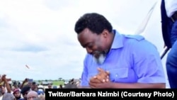 Joseph Kabila mokonzi ya kala ya RDC na bokiti na ye na libanda lya mpepo ya N'Djili na kotua Lubumbashi, RDC, 23 avril 2021. (Twitter/Barabra Nzimbi)