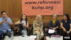 Peneliti Institute for Criminal justice Reform (ICJR) Erasmus A. Napitulu (paling kiri), anggota Komisi VIII DPR Rahayu Saraswati Djojohadikusumo, Dr.Mangku Sitepeu (Kemenkes),Evi (SAPA Indonesia), Erna dari Epact Indonesia dalam konferensi pers di Jakart