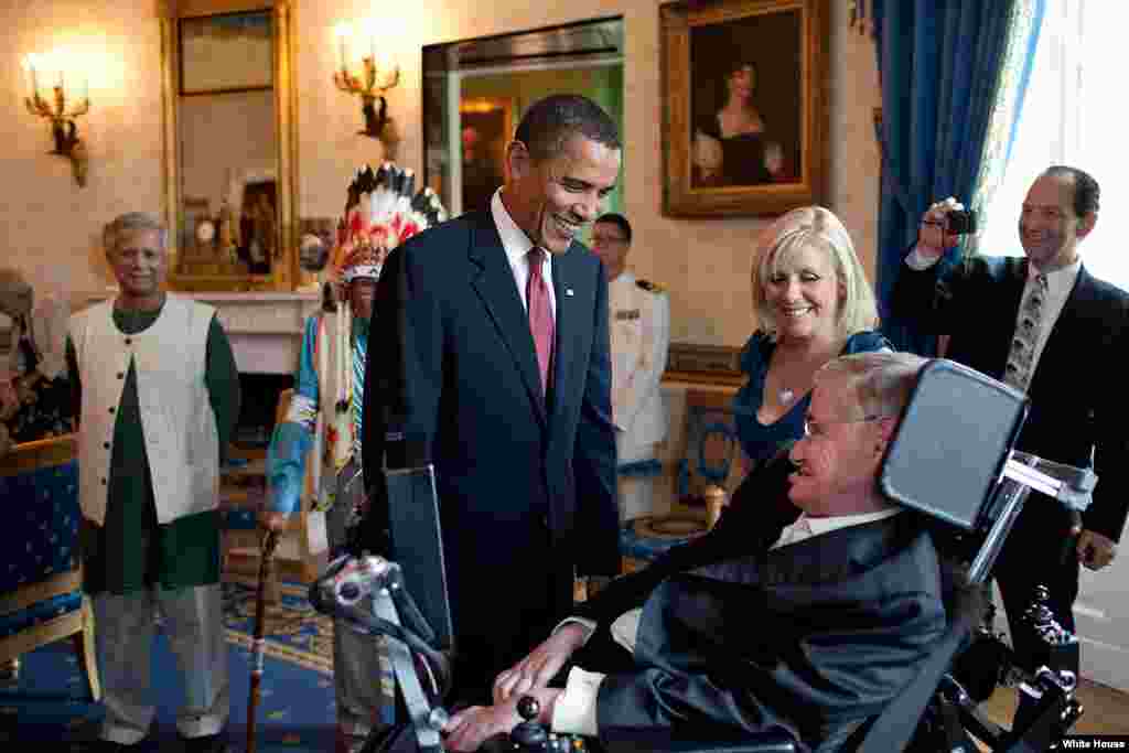 Presiden Amerika Barack Obama berbicara dengan Stephen Hawking di Ruang Biru, Gedung Putih, sebelum upacara pemberian penghargaan Medali Kemerdekaan Presiden untuknya dan 15 orang lainnya (12/8/2009). Medali tersebut adalah penghargaan tertinggi untuk warga sipil AS.