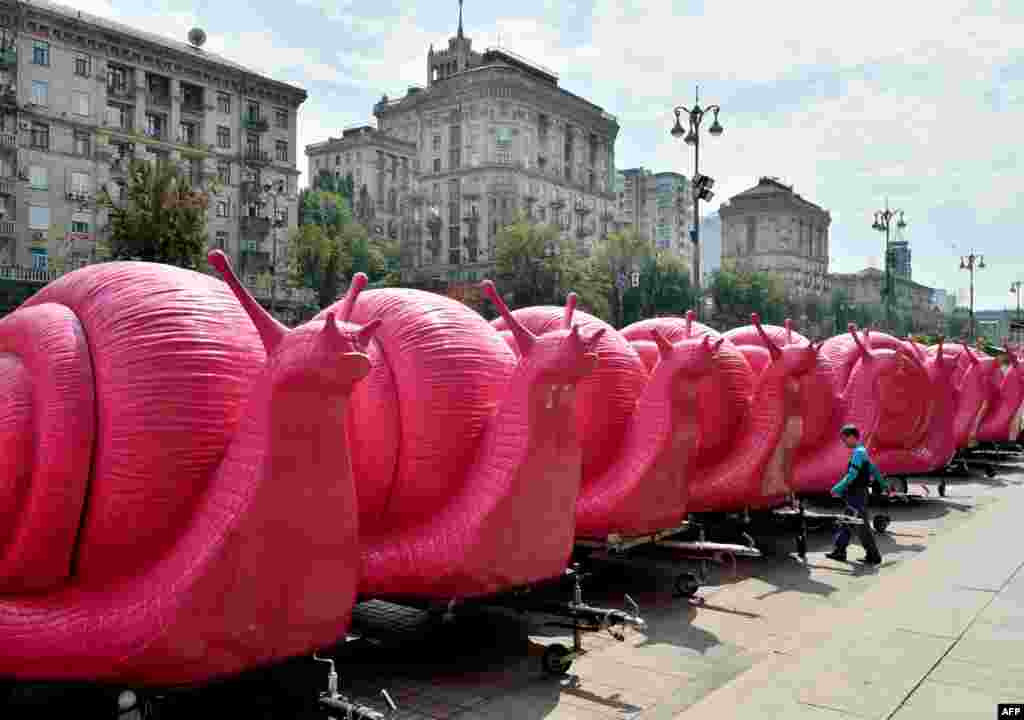 A row of coffee vendors trailers in the form of pink snails, block the entrance to the city hall and the office of the major Vitalii Klitschko in Kyiv, Ukraine, during a protest&nbsp;against recent legislation deemed harmful to the trade and livelihood of street vendors.