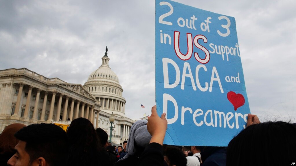 Một phụ nữ cầm biểu ngữ ủng hộ DACA bên ngoài Quốc hội Mỹ ngày 5/12/2017.