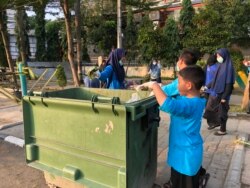 Sejumlah juga turut dalam aksi Clean The City di Lapangan Merdeka, Kota Medan, Sumatera Utara, Rabu, 1 Januari 2020. (Foto: Anugrah Andriansyah/VOA)