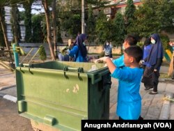 Sejumlah juga turut dalam aksi Clean The City di Lapangan Merdeka, Kota Medan, Sumatera Utara, Rabu, 1 Januari 2020. (Foto: Anugrah Andriansyah/VOA)