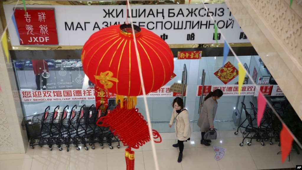中亚国家哈萨克斯坦与中国接壤的特别贸易区，一家商场挂着中国红灯笼。（2018年4月1日）。(photo:VOA)