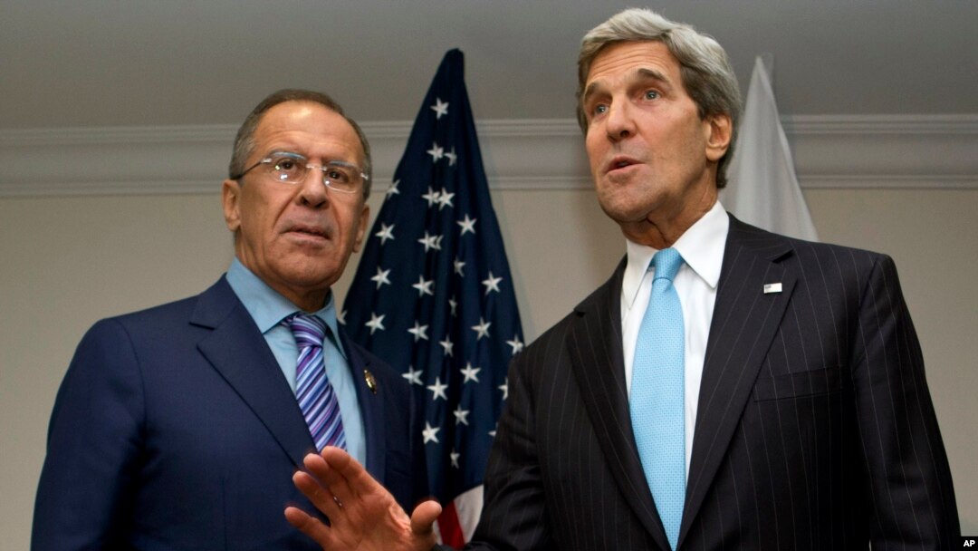 Bruneyda o'tgan ASEAN sammiti doirasida AQSh davlat kotibi Jon Kerri va Rossiya Tashqi ishlar vaziri Sergey Lavrov Suriya masalasida yana bir bor fikr almashdi, 2-iyul, 2013-yil.