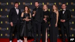 Fotógrafos, editores y productores de The Associated Press ganadores del premio a mejor documental por '20 Days in Mariupol', en los premios BAFTA, en Londres el domingo 18 de febrero de 2024. 