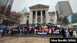 U Vankuveru se okupilo oko 150 ljudi koji su iskazali podršku studentskim protestima u Srbiji.