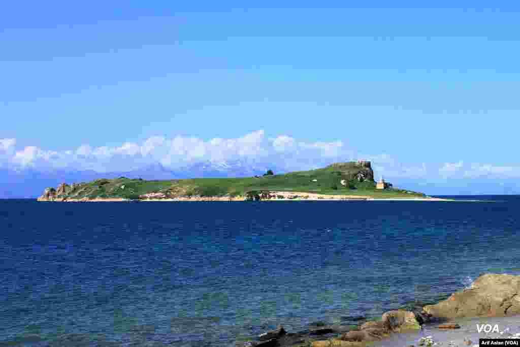 &#199;arpanak Island or Ktuts Island