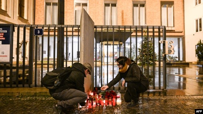 Charles Üniversitesi'nin önüne saldırının ardından kurbanları anmak için mumlar yakıldı.