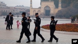 지난해 11월 중국 신장 지역 이드 카 모스크 앞 광장을 공안들이 순찰하고 있다. (자료사진)