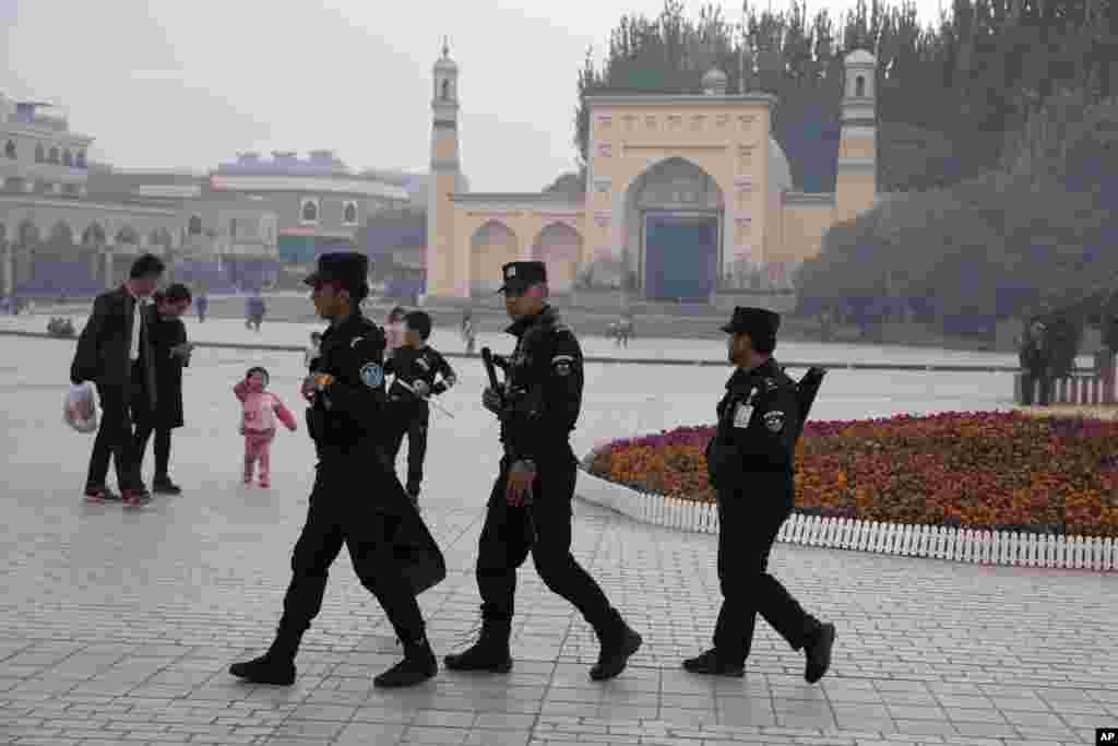 قوای امنیتی چین در کاشغر، مرکز ولایت شین ژیانگ آن کشور که خاستگاه شورشگری مسلمانان اویغور می&zwnj;باشد، همواره مراقب اوضاع امنیتی است