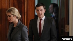 Jared Kushner, conseiller principal de la Maison Blanche, suit sa femme Ivanka Trump à la Maison Blanche à Washington, le 15 février 2017.