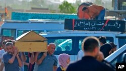 سوگواران تابوت‌های قربانیان بمب‌گذ‌اری روز دوشنبه را حمل می کنند - ۲۰ ژوئیه ۲۰۲۱