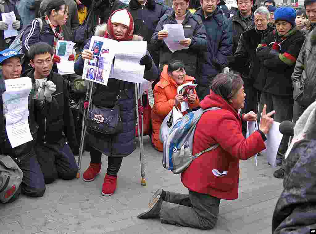 2008年12月10日在中国外交部外喊冤的上访人员