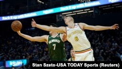 Duel Alena Smailagića i Ersana Iljasove na utakmici Golden Stejt Voriorsa i Milvoki Baksa u Čejs centru u San Francisku, 8. januar 2020. (Foto: Reuters/Stan Szeto-USA TODAY Sports) 