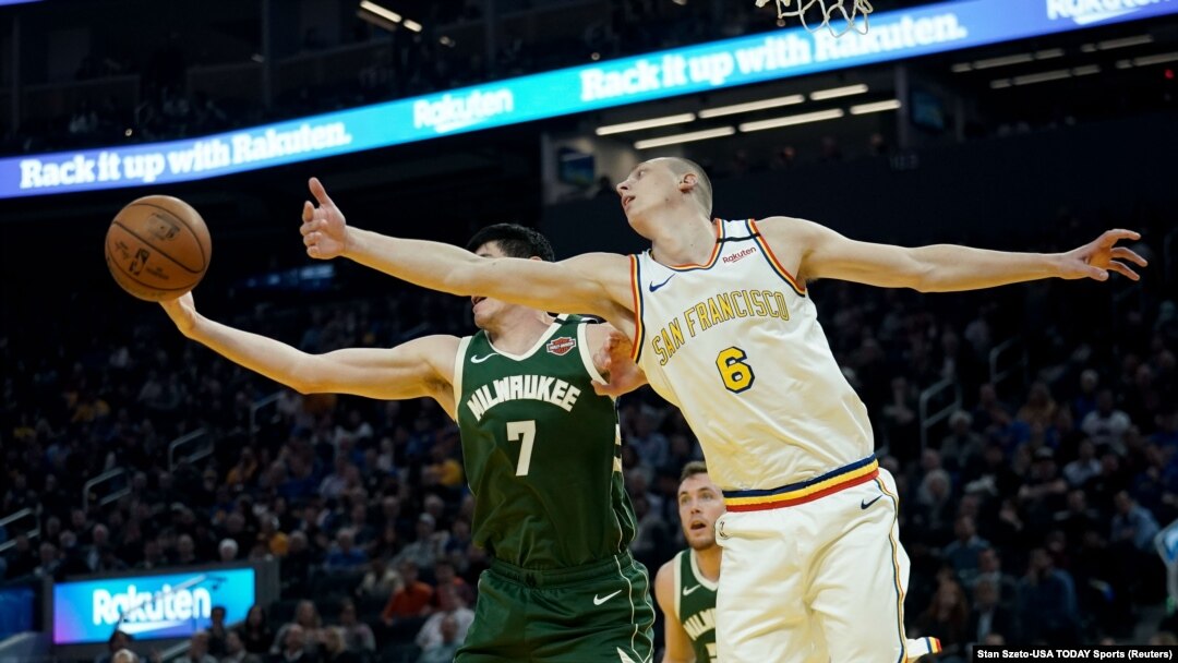 Duel Alena Smailagića i Ersana Iljasove na utakmici Golden Stejt Voriorsa i Milvoki Baksa u Čejs centru u San Francisku, 8. januar 2020. (Foto: Reuters/Stan Szeto-USA TODAY Sports) 