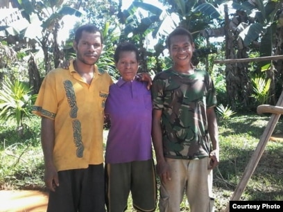 Paskalis (kiri) bersama ibu (tengah) dan adiknya (kanan) (Dok: Paskalis Kaipman)