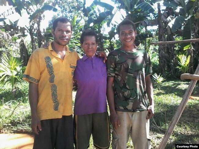 Paskalis (kiri) bersama ibu (tengah) dan adiknya (kanan) (Dok: Paskalis Kaipman)