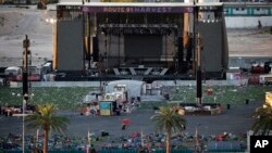 Puing-puing berserakan di lokasi festival musik di seberang Mandalay Bay Resort dan Casino, 3 Oktober 2017, di Las Vegas. Pihak berwenang mengatakan Stephen Craig Paddock, melepaskan tembakan dari hotel itu ke arah penonton yang menewaskan puluhan orang dan melukai ratusan