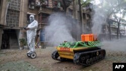 Un robot désinfecte les rues de Wuhan, en Chine, le 16 mars 2020. (Photo: STR / AFP)