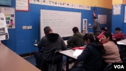 At the Centro Latino for Literacy in Los Angeles, some students must begin gaining English language skills by learning to read and write in their native Spanish. (VOA/C. Richard)