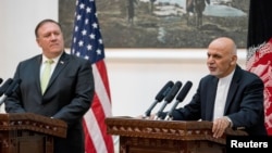 Menlu AS Mike Pompeo (kiri) dalam konferensi pers bersama Presiden Afghanistan Ashraf Ghani di Kabul, 9 Juli 2019 lalu (foto: dok). 