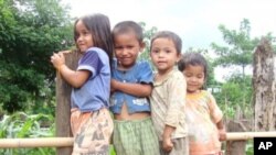 ເດັກນ້ອຍລາວຈໍານວນນຶ່ງຢູ່ໃນເຂດຊົນນະບົດທີ່ທຸກຈົນແຫ່ງນຶ່ງໃນລາວ