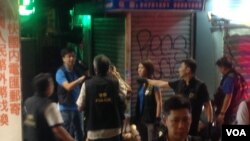 至少6名打人男子被便衣警察捉获 (美国之音海彦拍摄)