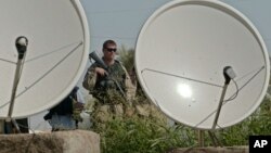 Soldados de Estados Unidos protegen antenas de transmisión de TV y radio en Iraq.