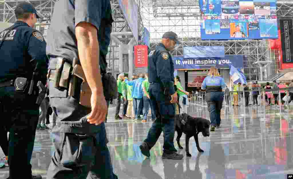 Polisi wa New York wakipiga doria wakitumia mbwa kutafuta milipuko. 